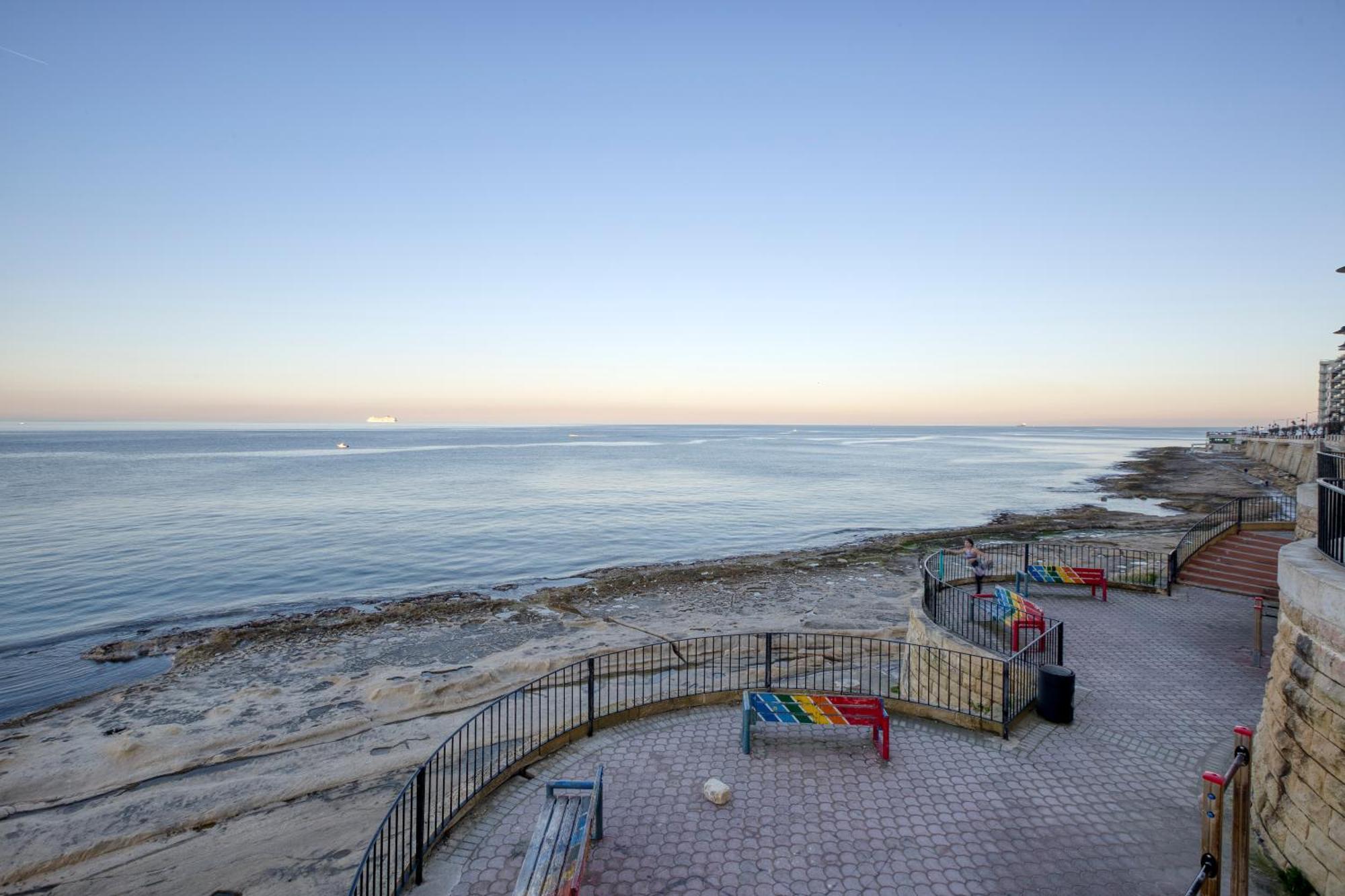 Seafront Sliema Apartment With Balcony & Sea Views By Jl エクステリア 写真
