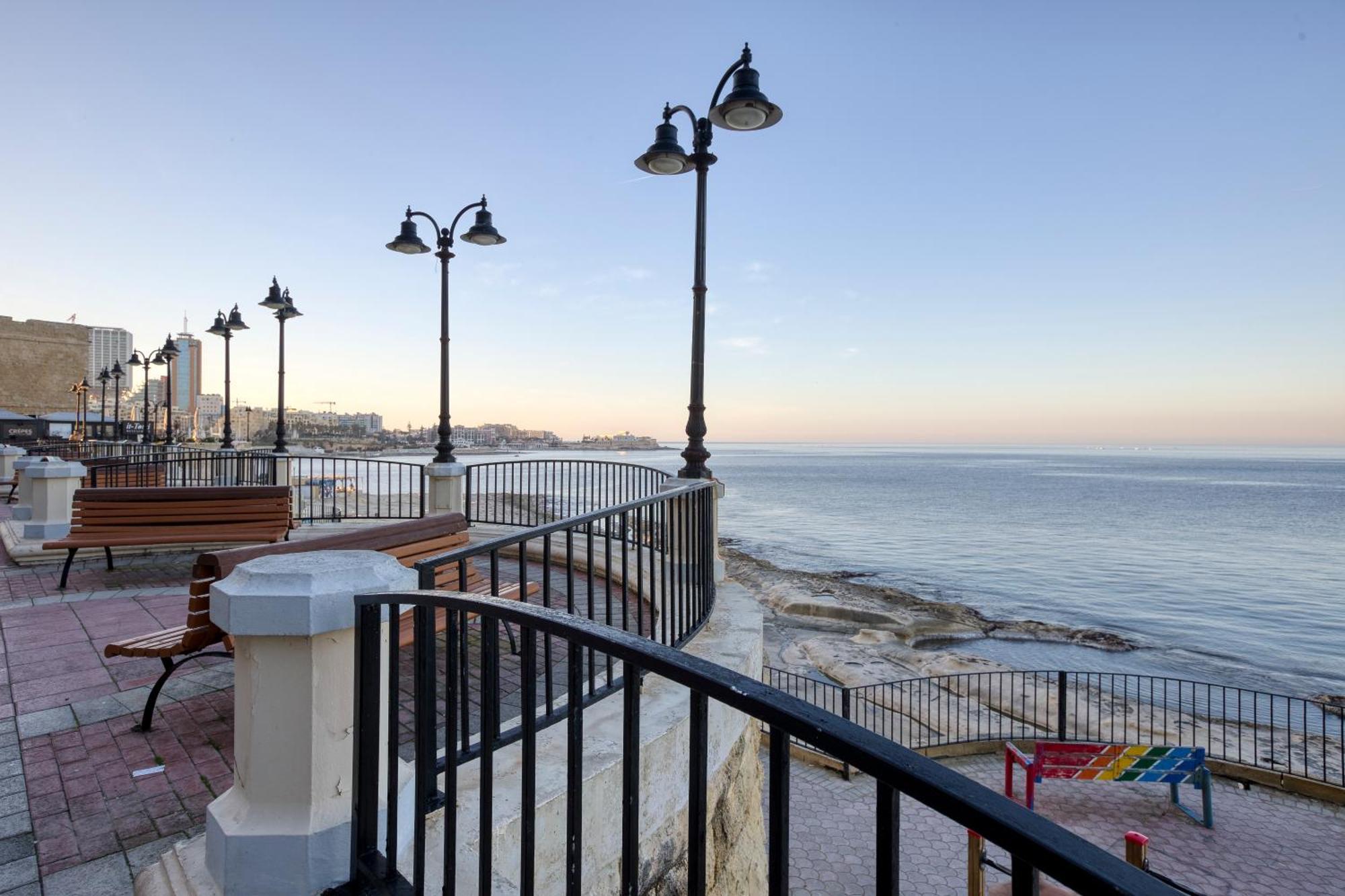 Seafront Sliema Apartment With Balcony & Sea Views By Jl エクステリア 写真
