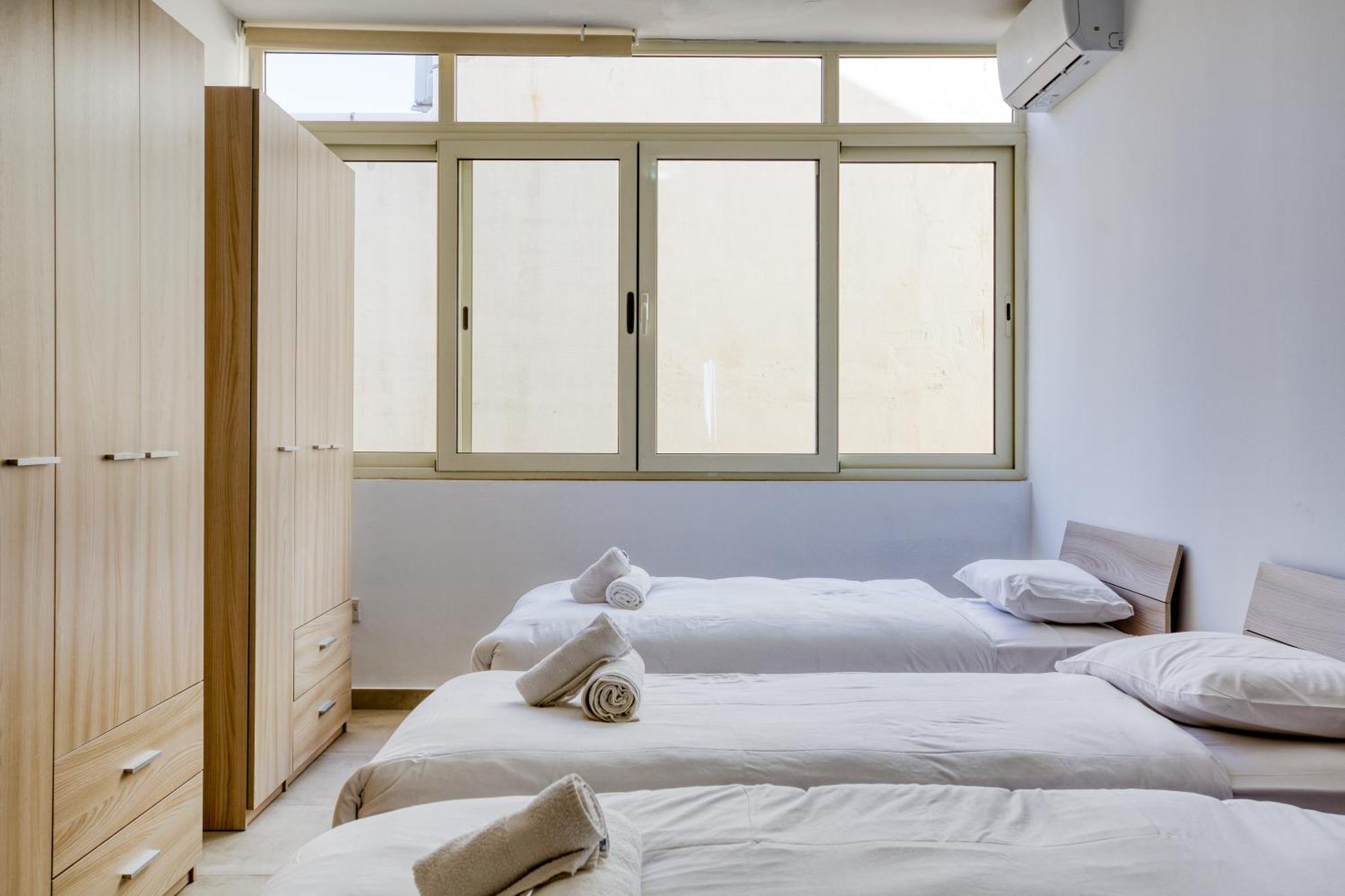 Seafront Sliema Apartment With Balcony & Sea Views By Jl エクステリア 写真