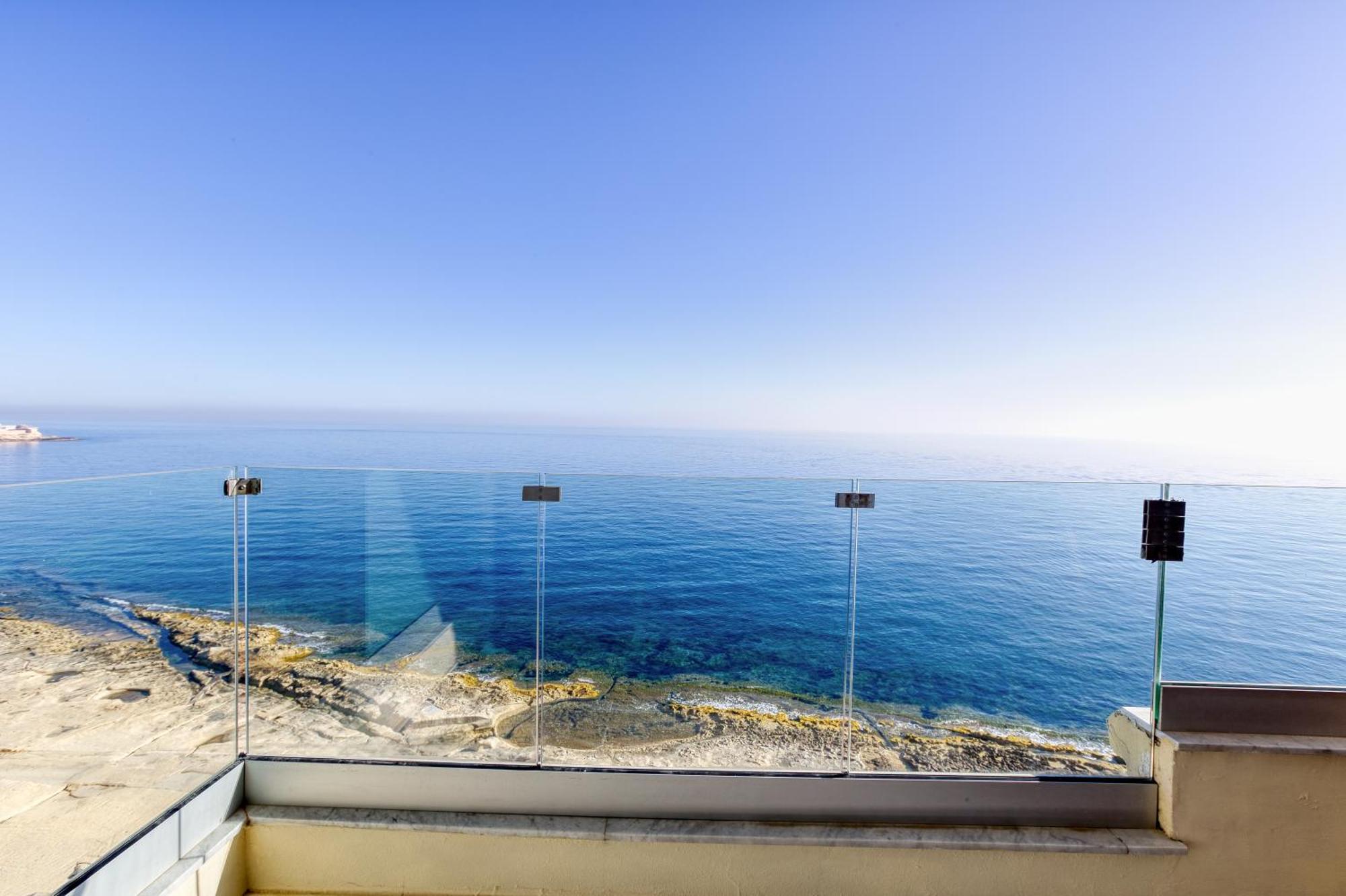 Seafront Sliema Apartment With Balcony & Sea Views By Jl エクステリア 写真